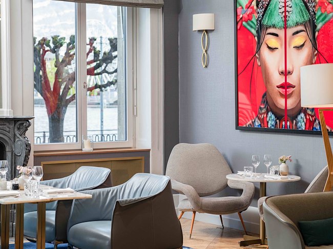 A Cozy and Cosmopolitan Lounge